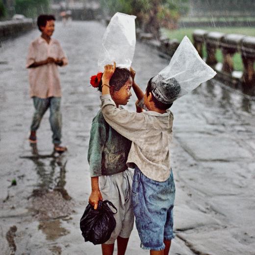 enfants sacs plastiques pluie