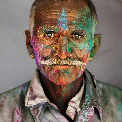 homme couleurs fond gris